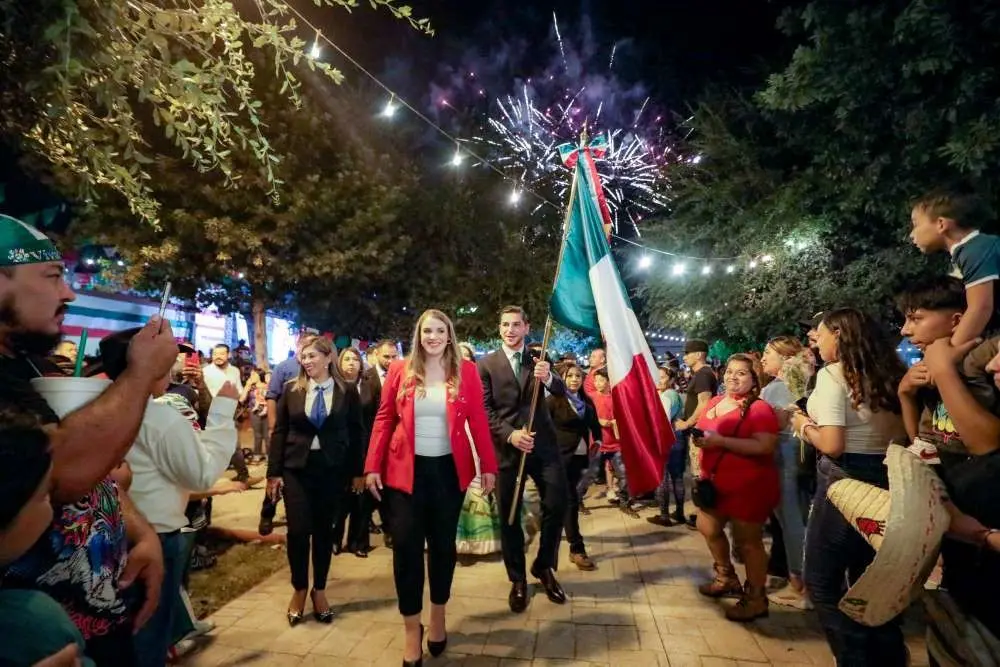 Patricio Lozano encabezó el tradicional Grito de Independencia en la explanada principal de Pesquería. Fotos. Cortesía