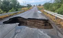 Intensas lluvias ocasionan socavón en carretera Agua Fría- Zuazua Intensas lluvias ocasionan socavón en carretera Agua Fría- Zuazua