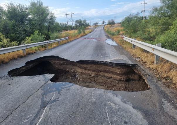 Intensas lluvias ocasionan socavón en carretera Agua Fría- Zuazua