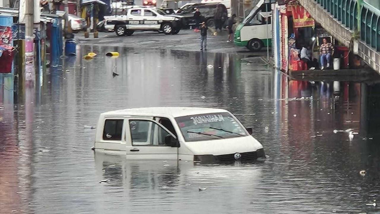 Una intensa lluvia en los municipios de Chicoloapan, Ixtapaluca y Los Reyes la Paz inundó calles y avenidas. Foto: Redes Sociales