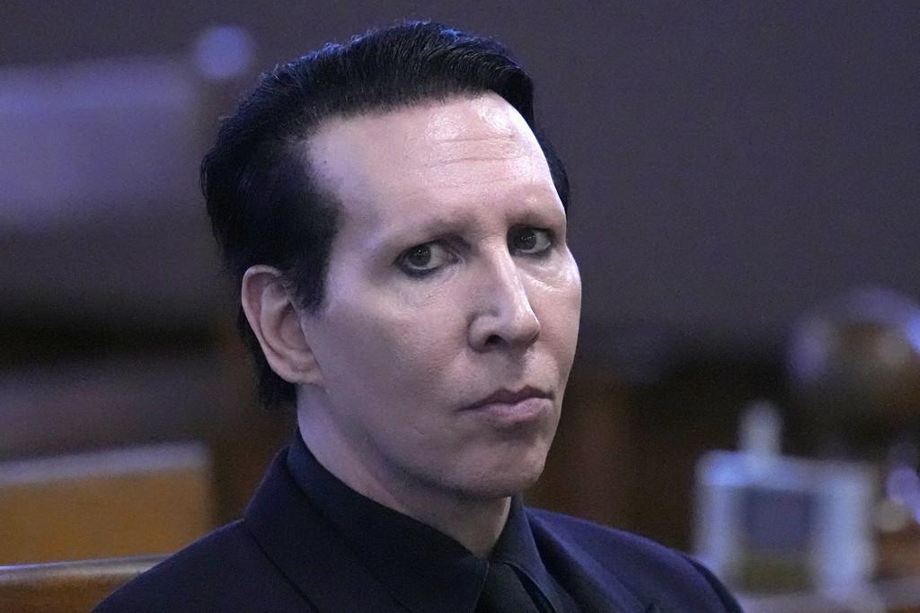 Marilyn Manson, cuyo nombre verdadero es Brian Hugh Warner, espera al juez en la Corte Superior de Belknap Superior Court. (Foto AP/Charles Krupa)