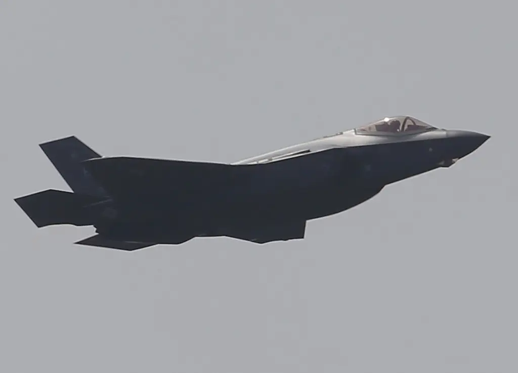 Un avión Lockheed Martin F-35 Lightning II en un show aéreo en Le Bourget, al este de París, el 20 de junio de 2017. (Foto AP/Michel Euler)