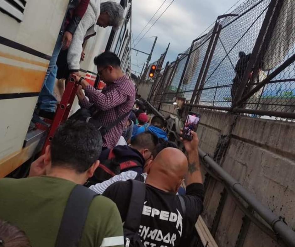 Falla Catenaria en Línea A del STC Metro y usuarios caminan en zona de vías. Foto: Ramón Ramírez