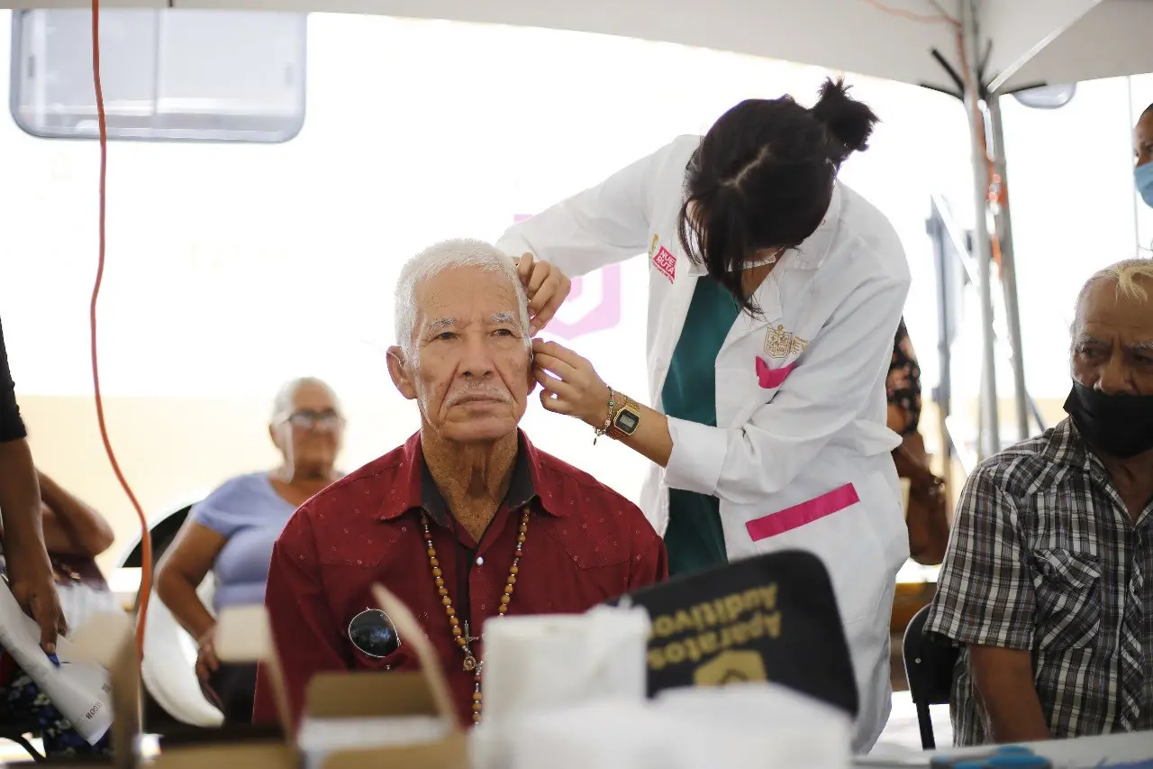 El proceso de entrega de estos aparatos comienza en los módulos de atención, donde las personas son ingresadas a una cabina donde un médico especialista realiza diversas pruebas de audiometría.