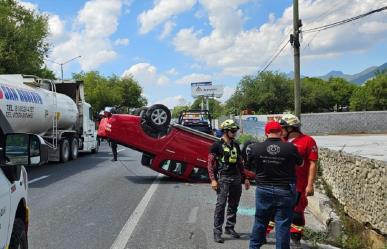 Vuelca camioneta y obstruye vialidad de la carretera Nacional en Santiago