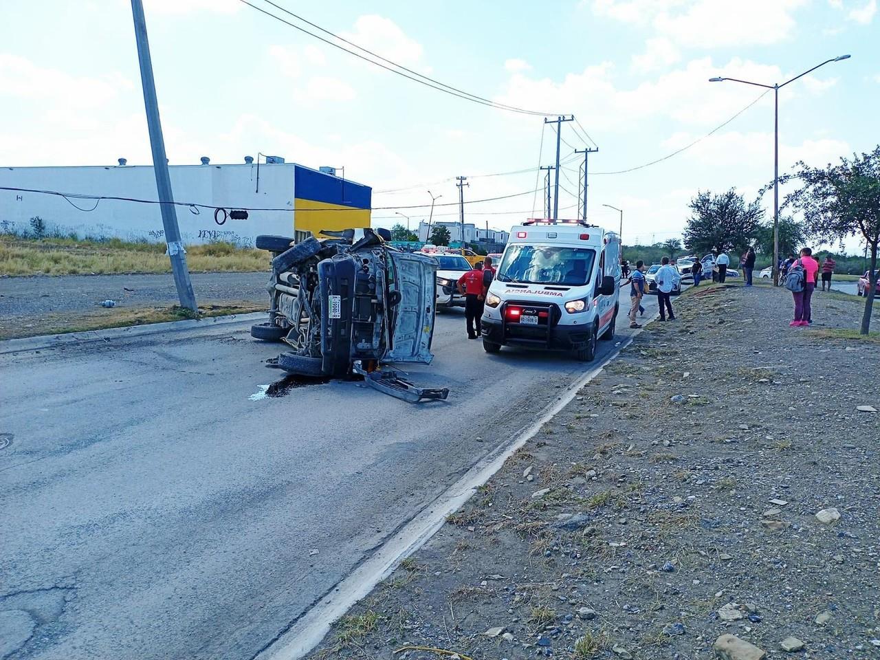 Vuelca transporte escolar en Pesquería, Nuevo León