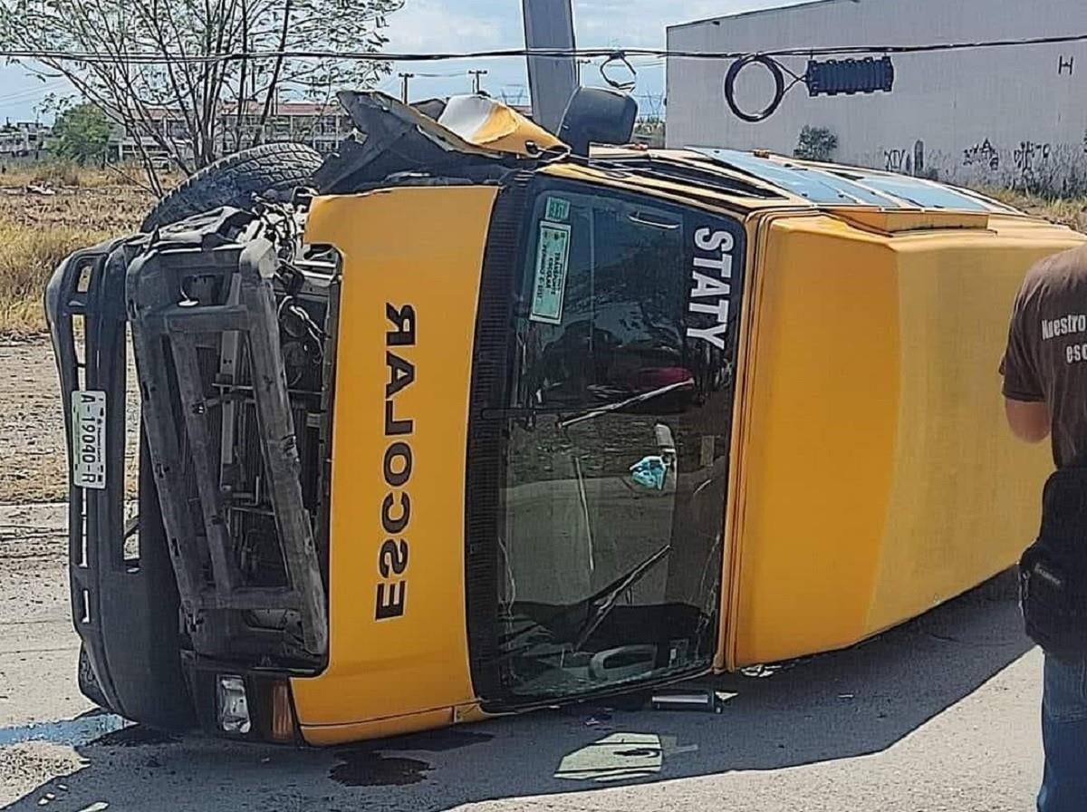Vuelca transporte escolar en Pesquería, Nuevo León