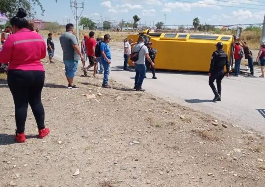Vuelca transporte escolar en Pesquería, Nuevo León