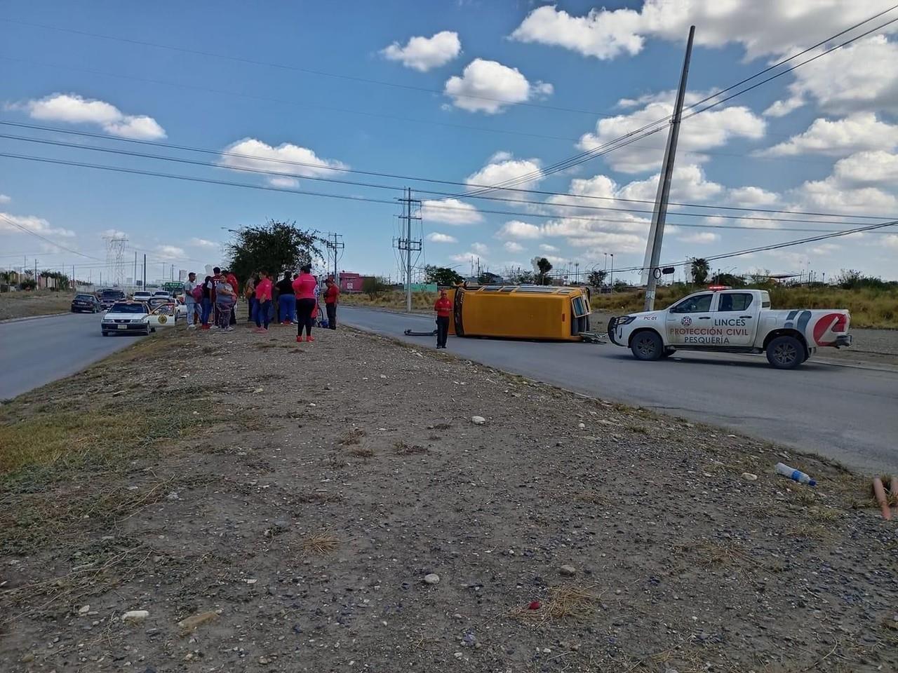 Vuelca transporte escolar en Pesquería, Nuevo León