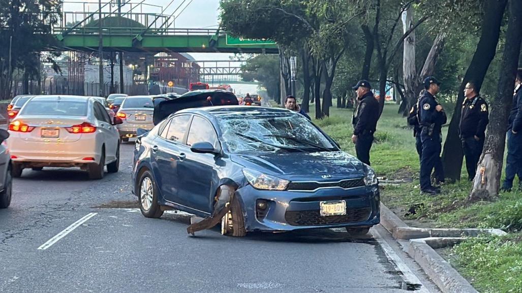 Conductor de auto compacto termina volcado tras ser impactado por un trailero