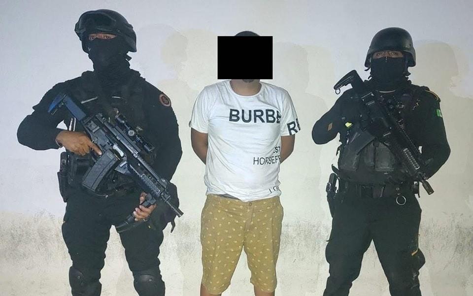 El detenido, cuya identidad fue revelada, fue trasladado a las instalaciones del Ministerio Público para las indagatorias correspondientes. Foto: Secretaría de Seguridad de Nuevo León.