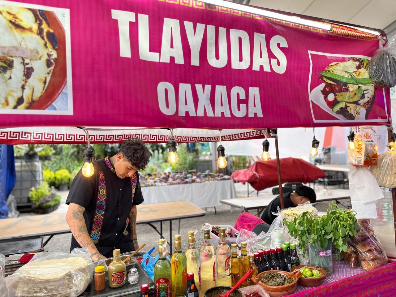 Feria de la tlayuda, nieve y mezcal en Paseo de la Reforma. Foto: Iván Macías