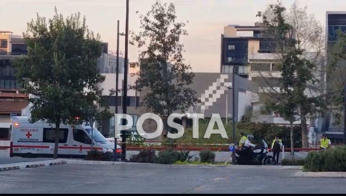 El crimen fue reportado en el estacionamiento del Carls Jr ubicado en las avenidas Gómez Morín y Vasconcelos. Foto: Raymundo Elizalde.