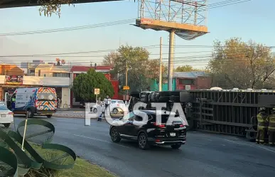 Vuelca tráiler de doble remolque en San Nicolás