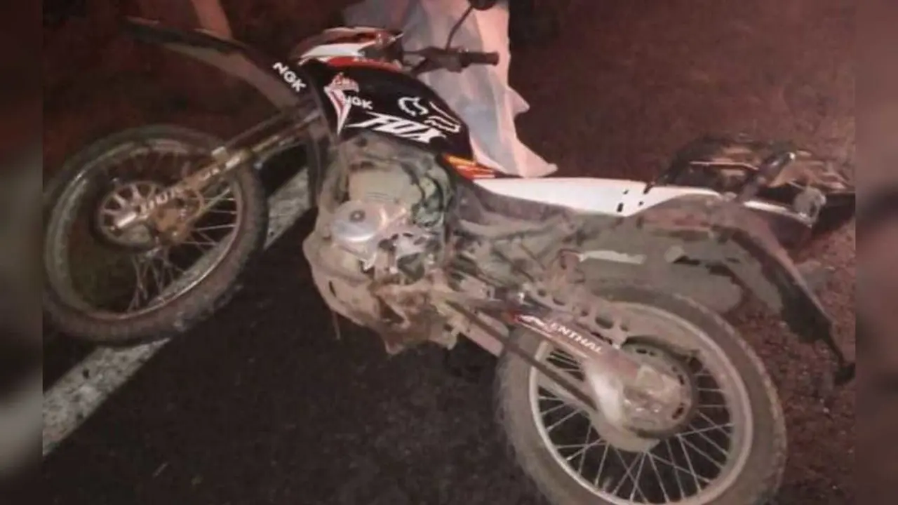 El conductor de una motocicleta murió tras perder el control del vehículo y derrapar en la carretera Valle de Bravo-Toluca, la noche del domingo 17 de septiembre. Foto: Seguridad Pública de Valle de Bravo