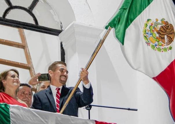 ¡Viva el ¿erótico? pueblo de México!: alcalde se equivoca en el grito