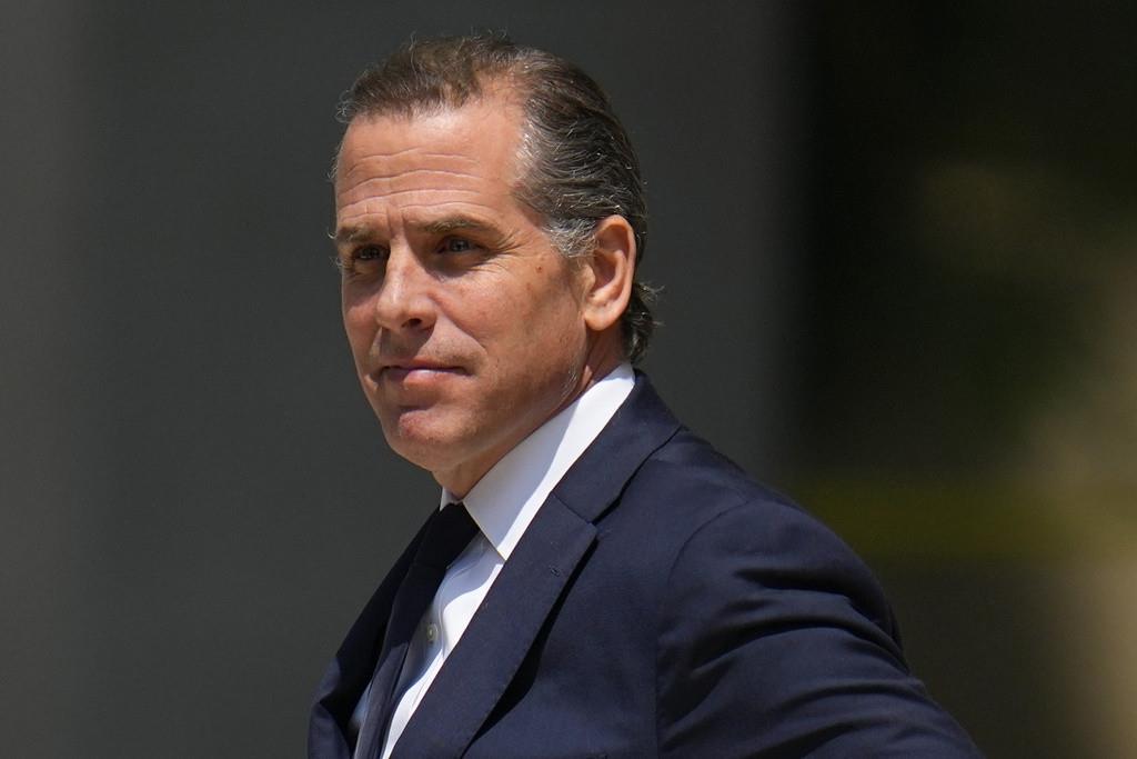 Hunter Biden, hijo del presidente estadounidense Joe Biden, sale de un tribunal tras una comparecencia, el 26 de julio de 2023, en Wilmington, Delaware. (AP Foto/Julio Cortez, Archivo)