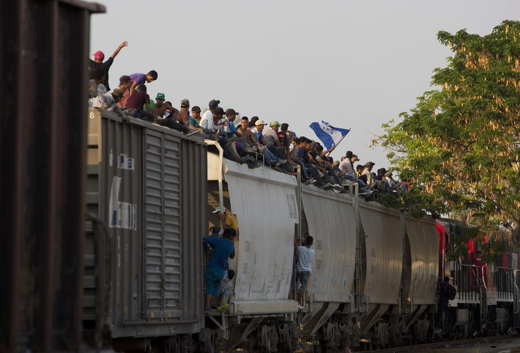 Se suspendió operaciones en 60 trenes de carga debido al masivo flujo de migrantes que viajan de forma irregular en los trenes de carga en su ruta hacia la frontera norte que linda con Estados Unidos. (AP Foto/Moisés Castillo, Archivo)