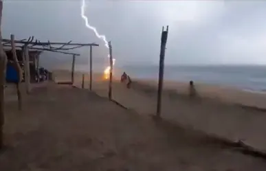 VIDEO: Golpea rayo a dos personas en playas de Aquila, Michoacán