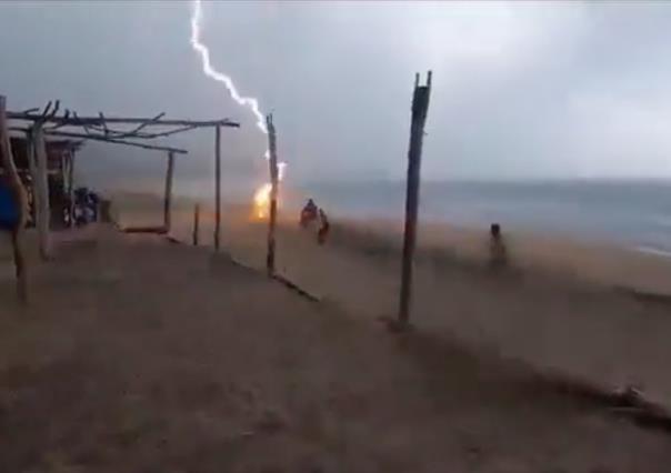 VIDEO: Golpea rayo a dos personas en playas de Aquila, Michoacán