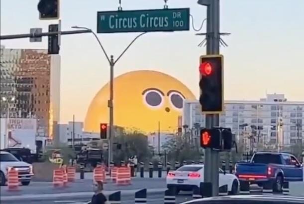 ¡Qué tierno! Así reacciona el domo pantalla de Las Vegas al amanecer