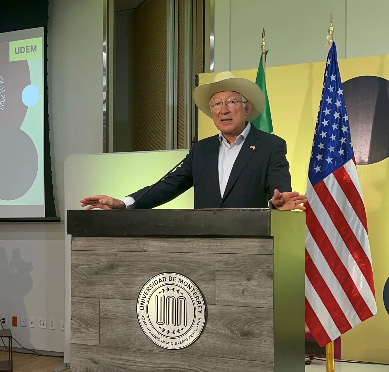 El embajador de los Estados Unidos en México, Ken Salazar en un diálogo en la UDEM. Fotos. Cynthia Pardo