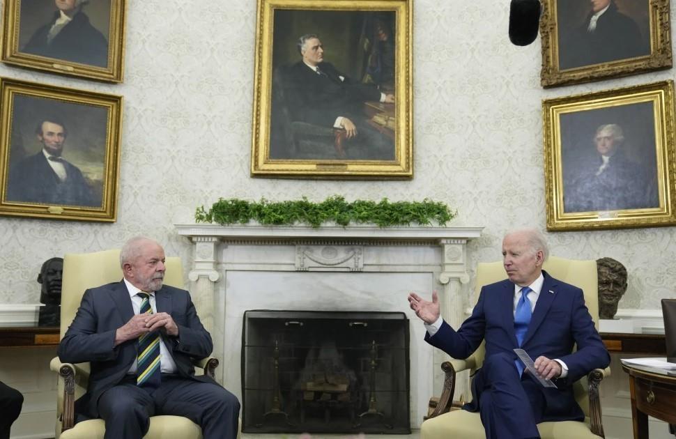 - El presidente estadounidense Joe Biden habla con su colega brasileño Joe Biden en la Oficina Oval de la Casa Blanca, Washington, 10 de febrero de 2023. (AP Foto/Alex Brandon, File)