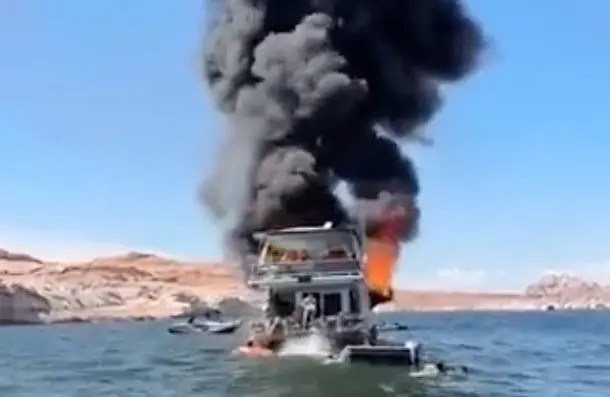 El incidente tuvo lugar cerca del Parque Nacional Glen Canyon, donde las personas a bordo comenzaron a saltar al agua en cuanto se inició el fuego. Foto: X @lettishane69.