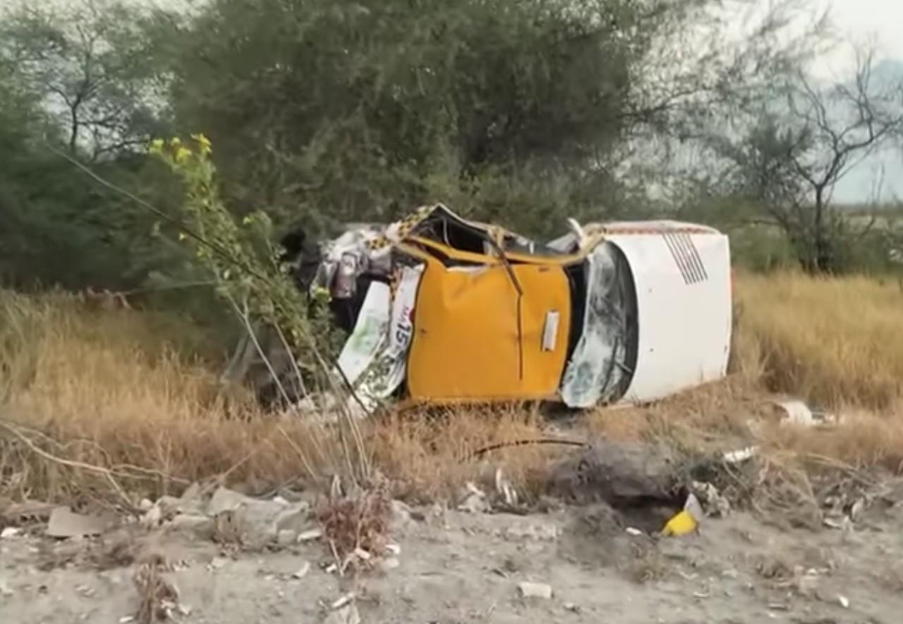 Presuntamente el taxista iba a exceso de velocidad pero al maniobrar mal, el vehículo terminó volcado en la maleza a un lado de la vía. Foto: Protección Civil de Nuevo León.