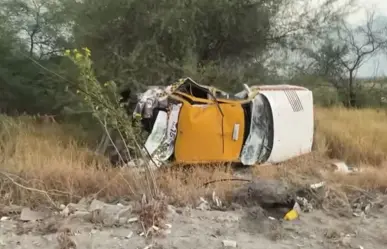 Vuelca taxi en Libramiento Noroeste y deja un herido en García