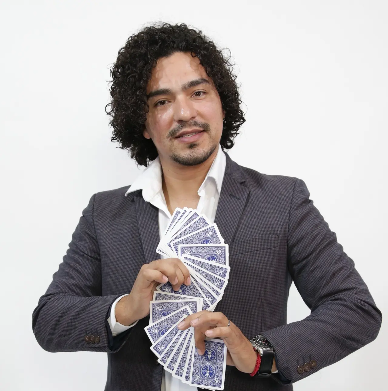 Adrián Baroni: El mago mexicano premiado por la International Magicians Society