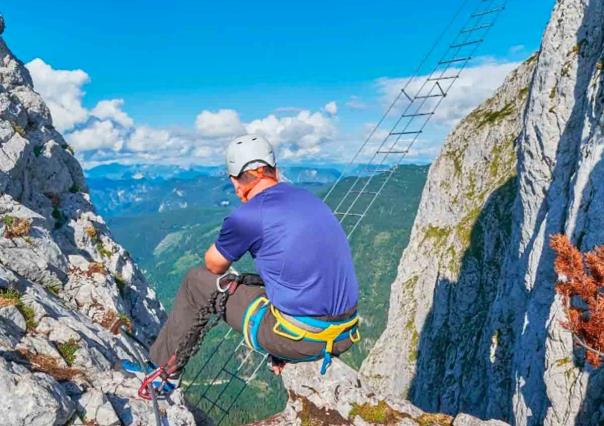 Muere turista tras caer 90 metros de escalera