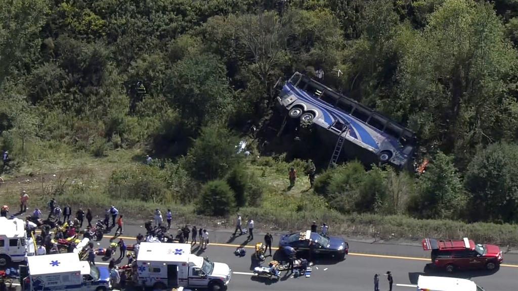 Personal de emergencias trabaja en el sitio donde un autobús se salió de una autopista y cayó por un barranco, en Wawayanda, Nueva York, el jueves 21 de septiembre de 2023. (NBC New York vía AP)