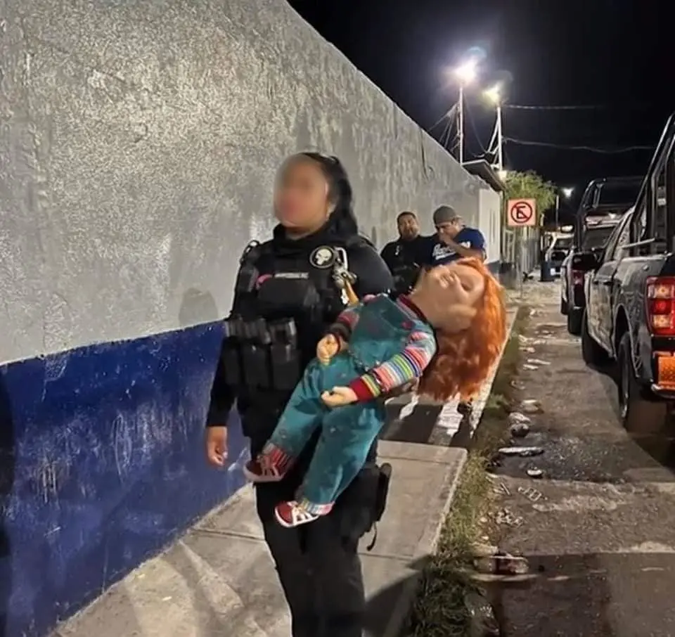 Arrestan a Chucky, el Muñeco Diabólico y su dueño en Monclova, Coahuila