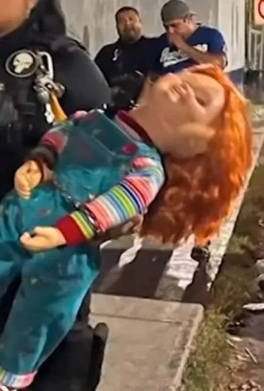 Arrestan a Chucky, el Muñeco Diabólico y su dueño en Monclova, Coahuila
