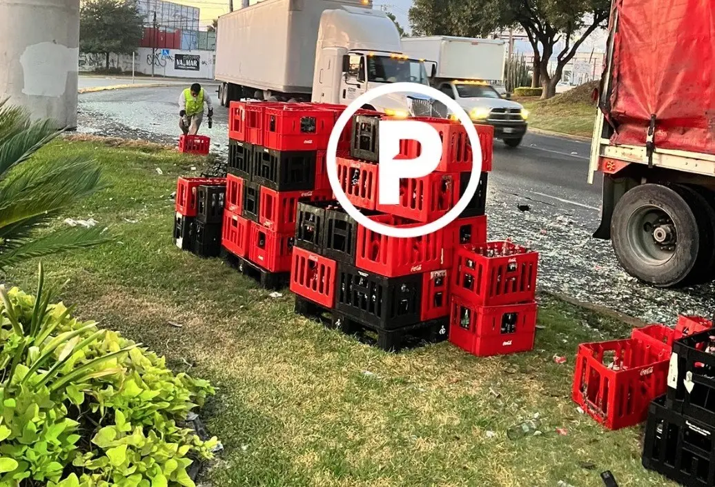 El percance ocurrió a la altura de la avenida Los Ángeles, donde al tomar una curva a exceso de velocidad provocó que tirara las botellas de cristal, plástico y el contenido del refresco. Foto: Raymundo Elizalde.