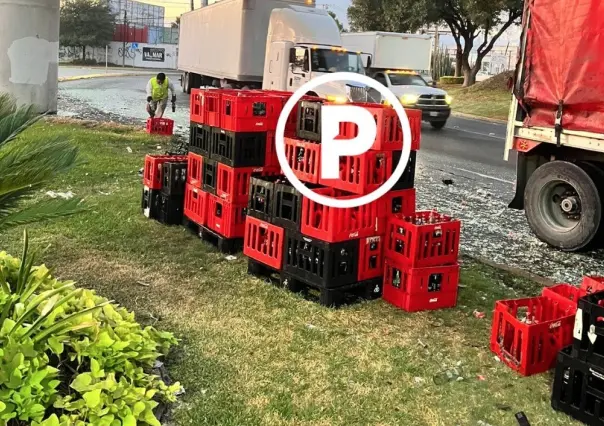 Tira camión botellas y cierran avenida Churubusco