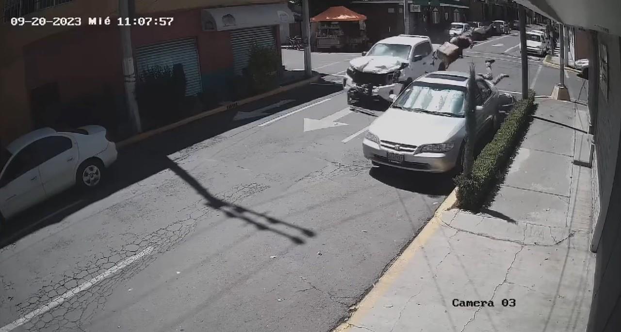 Dos hombres que viajaban en una moto fueron impactados por una camioneta y salieron volando, terminaron impactándose sobre el piso. Foto: Captura de pantalla