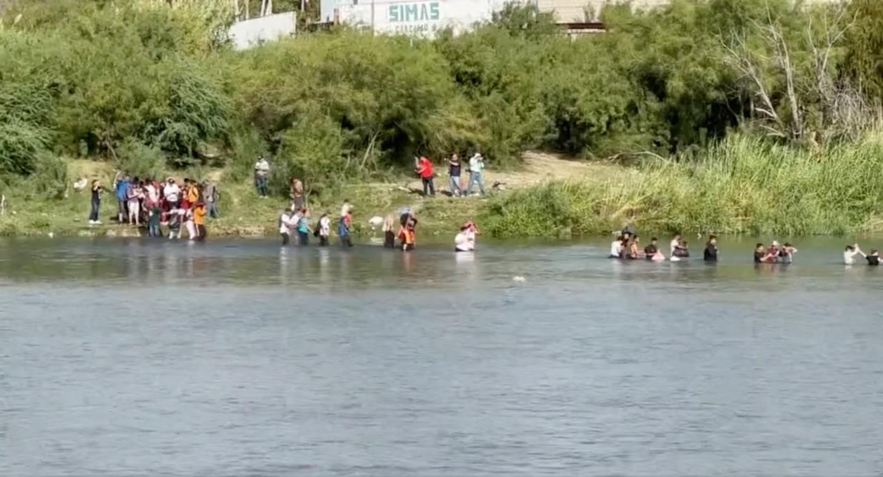 En las últimas horas se han producido más de 10 mil cruces ilegales, marcando uno de los récords históricos en la frontera sur de Estados Unidos. Foto: Captura de pantalla