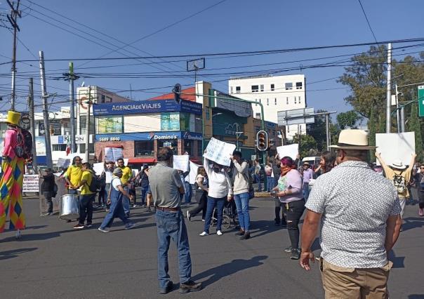 Artesanos de Coyoacán bloquean calles, exigen renovación de contratos