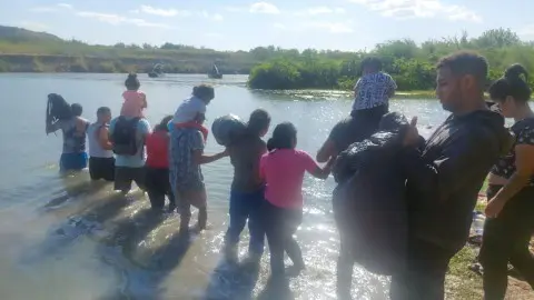 Forman migrantes cadenas humanas para cruzar el Río Bravo