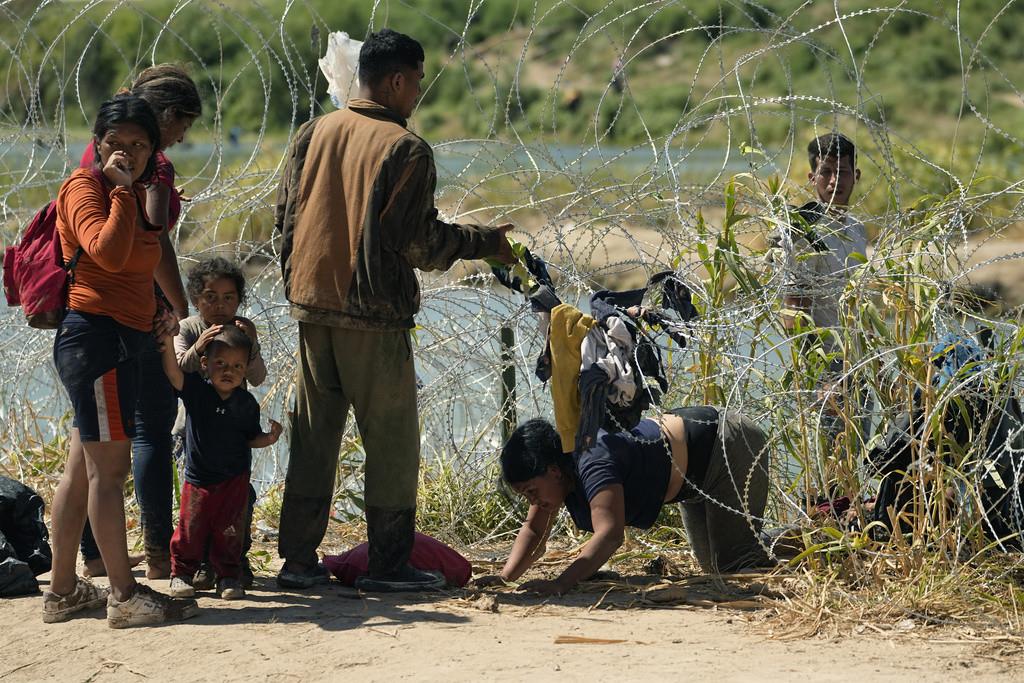 Crisis migratoria en ciudad fronteriza de Texas: migrantes abruman Eagle Pass