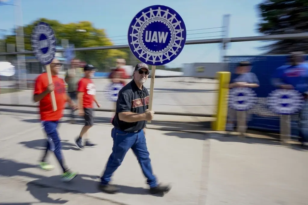 Huelguistas del sindicato United Auto Workers se manifiestan frente al Centro de Distribución de Autopartes MOPAR de Milwaukee el viernes 22 de septiembre de 2023, en Milwaukee. (AP Foto/Morry Gash)