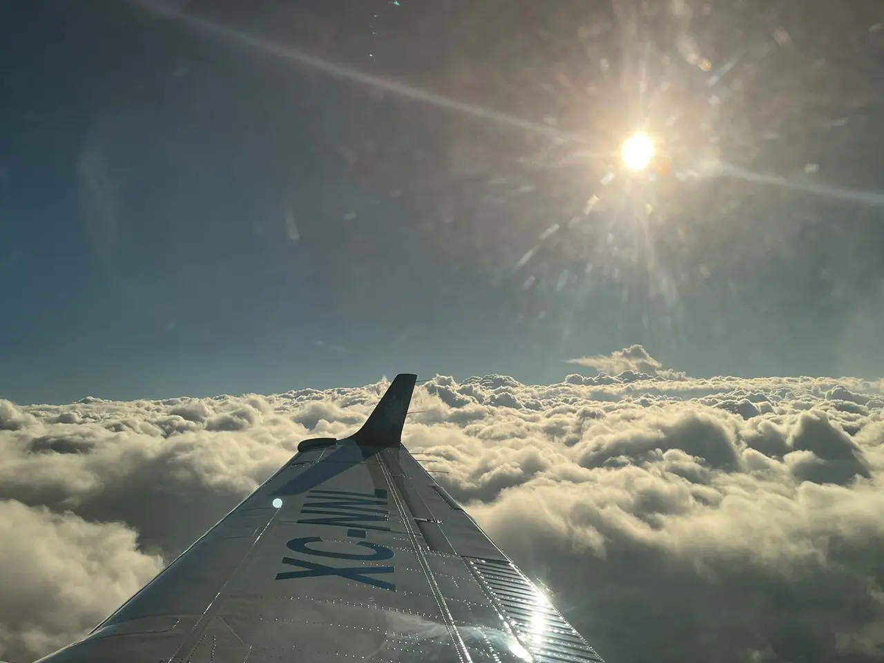 La aeronave que está equipada con dos tanques, uno con aire comprimido y otro con acetona y yoduro de plata. Foto: Cynthia Pardo