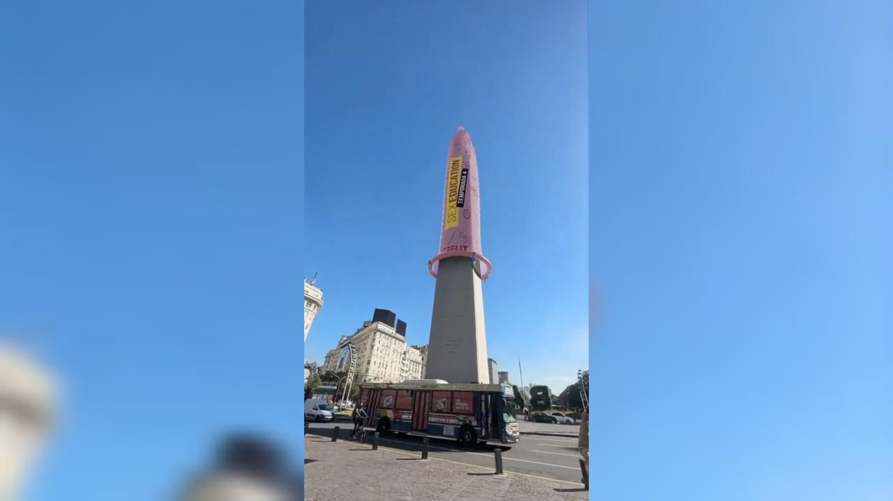 El imponente monumento, ubicado en la Plaza de la República, en Corrientes y 9 de Julio, despertó la curiosidad de habitantes y turistas al amanecer con un condón deslizándose desde la parte superior hasta la base. Foto: Especial/ Captura de pantalla