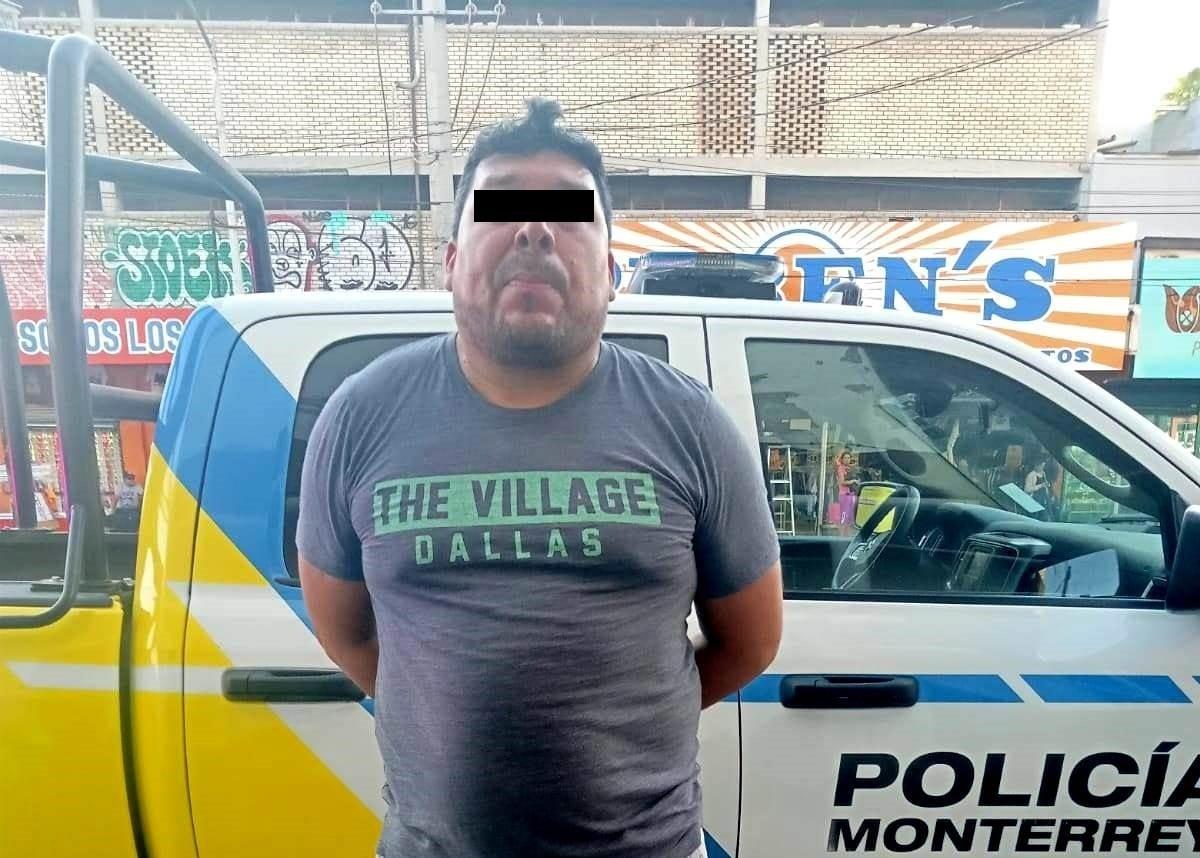 Detienen a conductor con placas colgadas en el centro de Monterrey