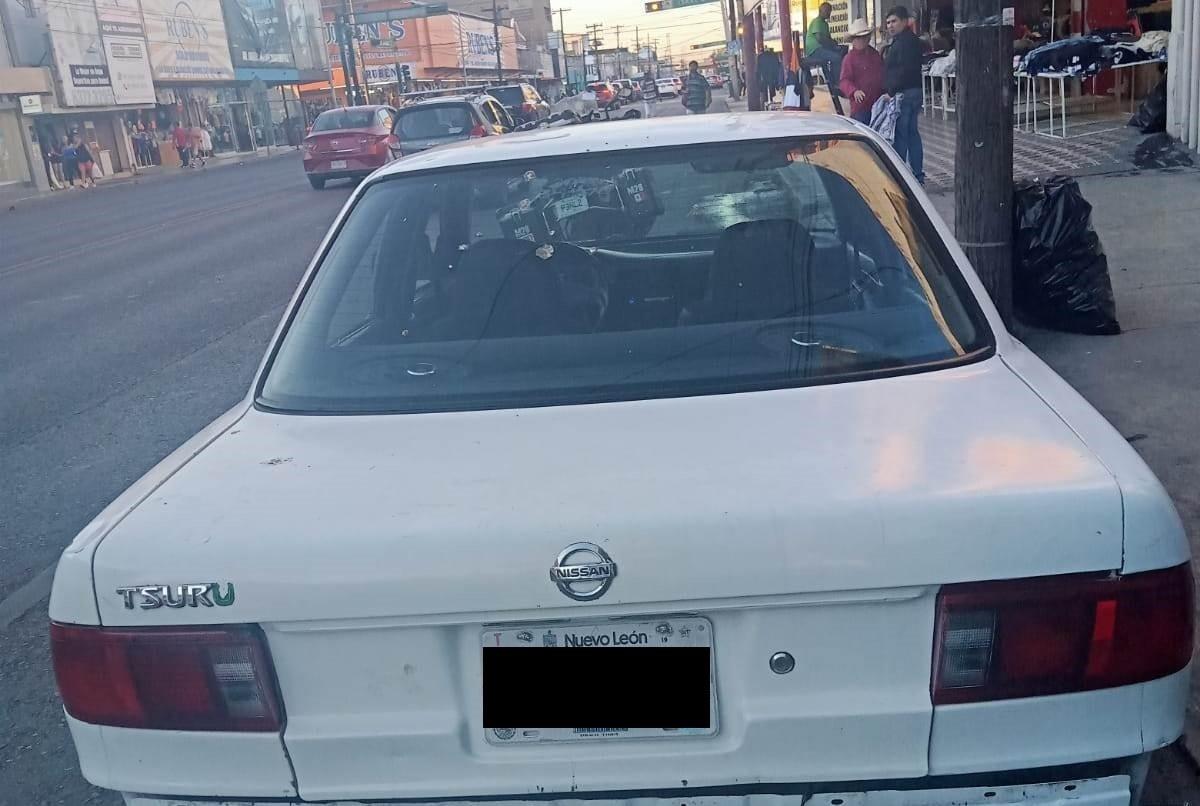 Detienen a conductor con placas colgadas en el centro de Monterrey