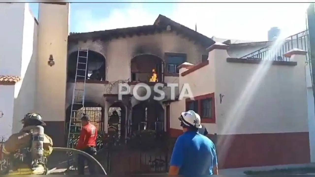 Bomberos trabajando para sofocar el incendio. Foto: Especial/POSTAMX.