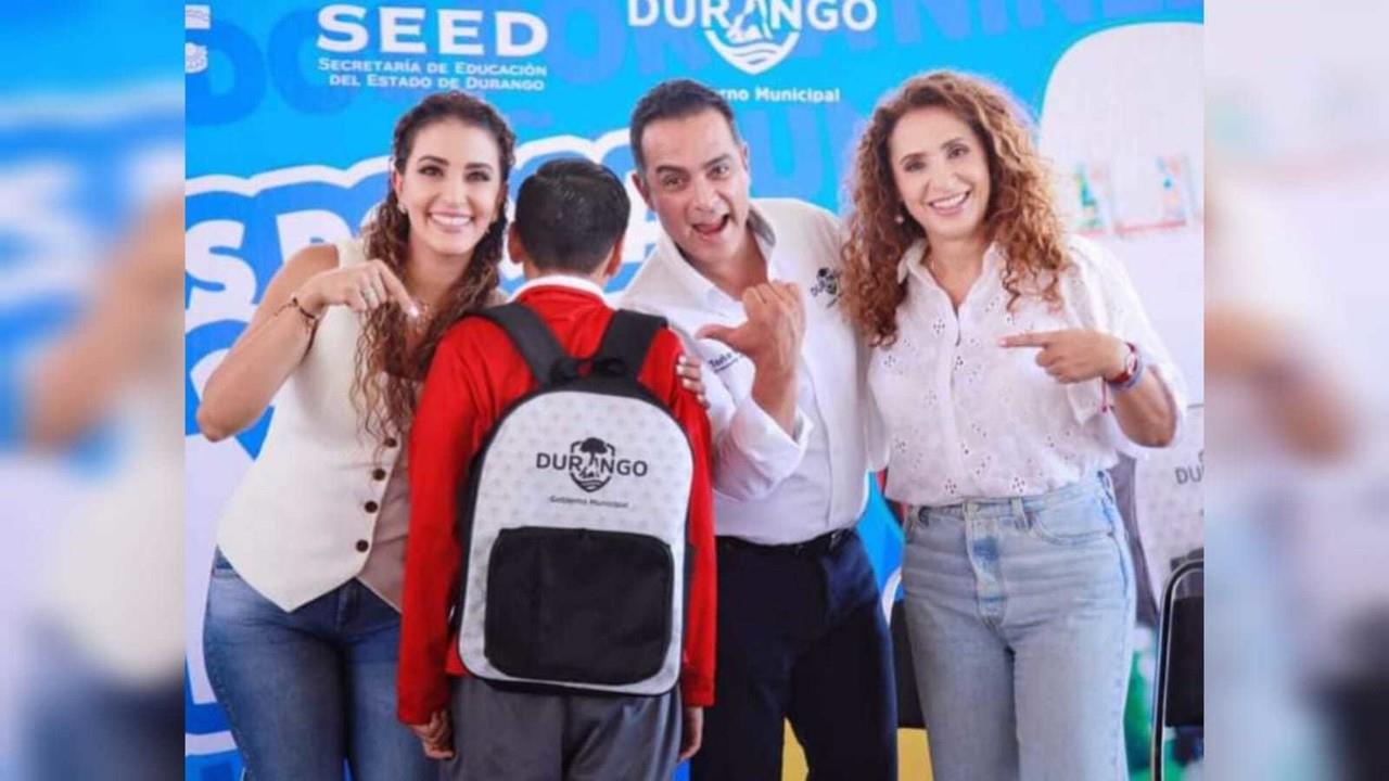 Toño Ochoa y Marisol Rosso en la entrega de las Mochulas y útiles escolares para alumnos de primaria en Durango. Foto: Cortesía.