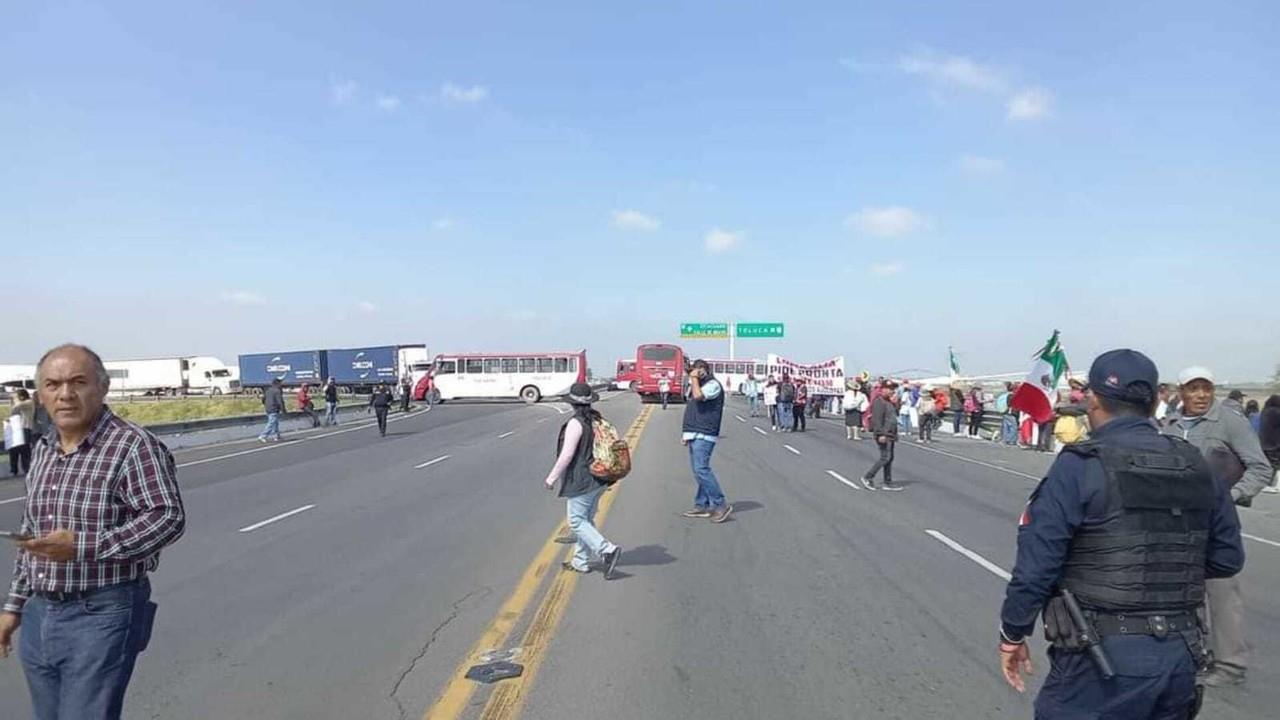 La circulación en la carretera Toluca-Atlacomulco y la autopista Toluca-Zitácuaro lleva más de siete horas bloqueada por habitantes de Temoaya, exigen abasto de agua. Foto: Redes Sociales